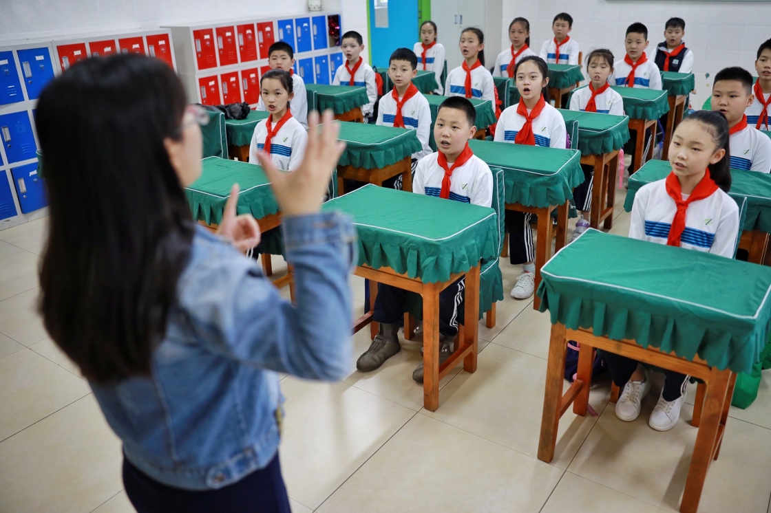 5月25日,北京市朝阳区实验小学贵阳分校的学生在教室内上课. 刘续 摄