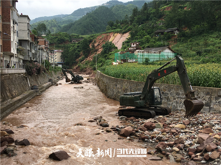 习水官店镇 持续降雨 河水上涨…还好,武警官兵来了